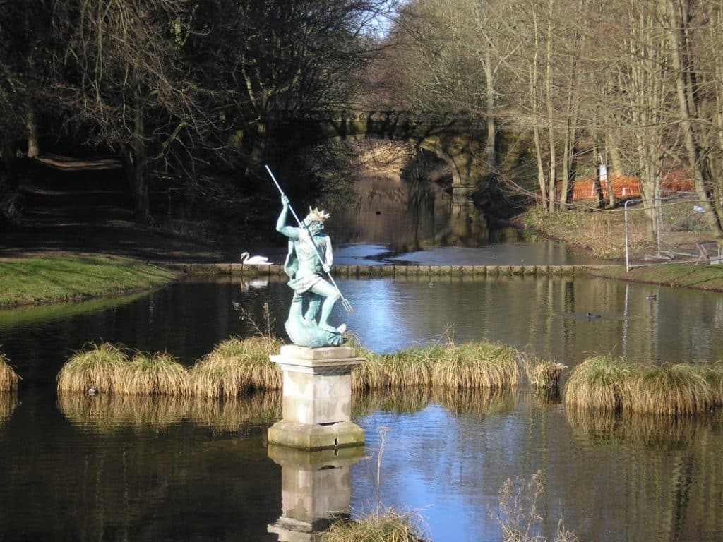 Image of the lake at Hardwick Park